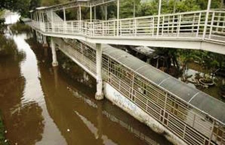 Halte Transjakarta Jadi Tempat Mengungsi Korban Banjir